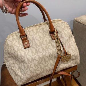 Authentic Michael kors bag! Minimal wear and tear, zippers work perfectly